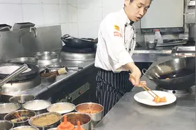 厨师长教做“糖醋虾”的家常做法，皮酥肉嫩，配料和秘方都告诉你