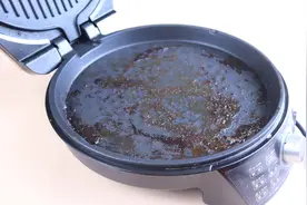 用了10年的电饼铛才知道，再多的油污用它煮一煮，分分钟干干净净视频封面