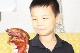 可乐炖猪蹄，爸爸的拿手菜，儿子吃的一脸油视频封面