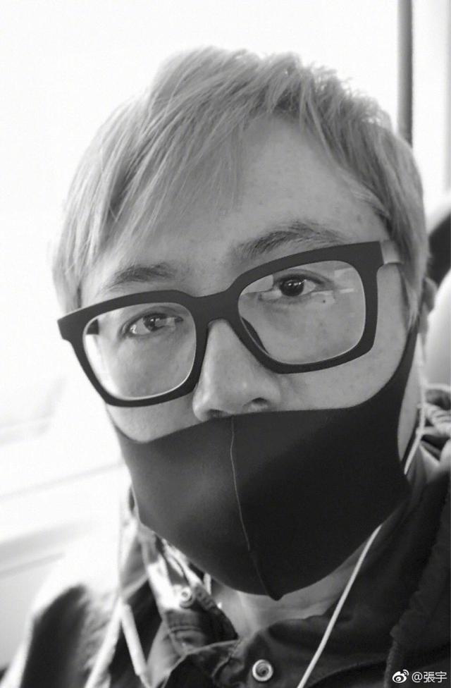 51岁张宇满头白发显憔悴,19岁儿子颜值高到可以直接出道