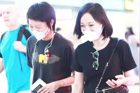 姐妹情深！周迅和窦靖童现身机场，两人一路热聊欢笑不断视频封面