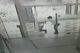 门怒症！婴儿车后轮被卡大妈来回怒推玻璃门 门碎裂反误伤小孙子视频封面