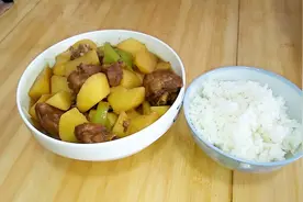 自己在家做 黄焖鸡 真省钱 俩鸡腿才10块左右 三人量