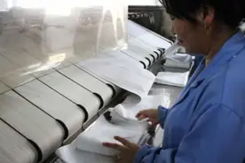 致敬高温下的劳动者｜熨烫工：让列车卧具整洁“上岗”视频封面