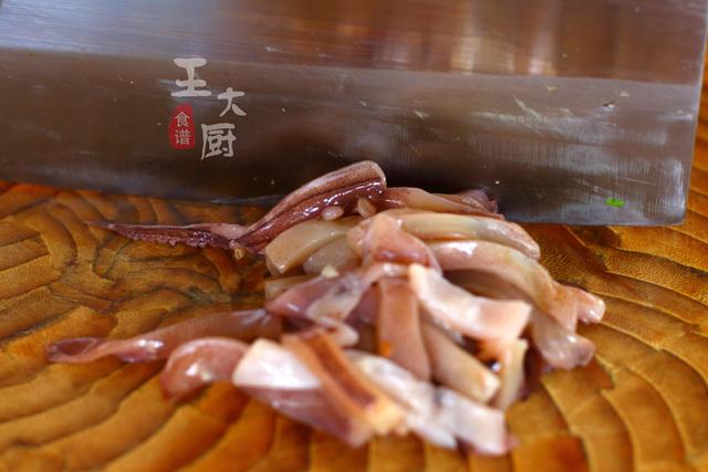 家常菜，韭菜炒鱿鱼就应该这样做，炒出来鱿鱼鲜嫩多汁，特别好吃