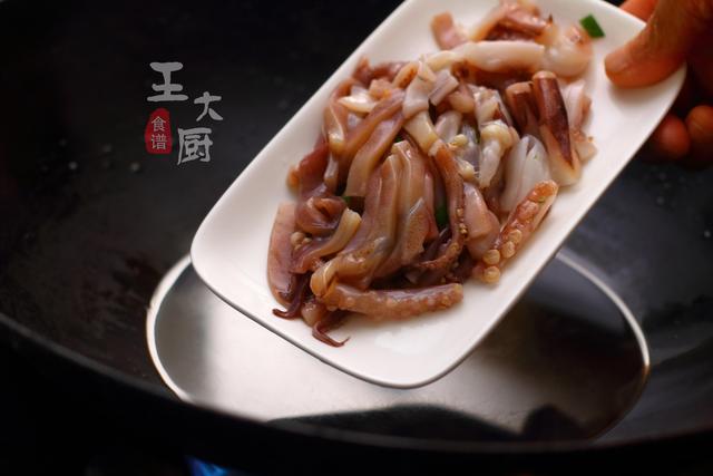 家常菜，韭菜炒鱿鱼就应该这样做，炒出来鱿鱼鲜嫩多汁，特别好吃