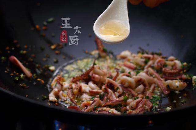 家常菜，韭菜炒鱿鱼就应该这样做，炒出来鱿鱼鲜嫩多汁，特别好吃