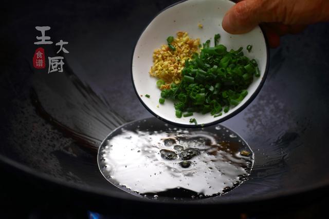 家常菜，韭菜炒鱿鱼就应该这样做，炒出来鱿鱼鲜嫩多汁，特别好吃