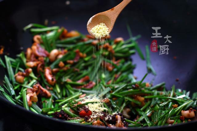 家常菜，韭菜炒鱿鱼就应该这样做，炒出来鱿鱼鲜嫩多汁，特别好吃