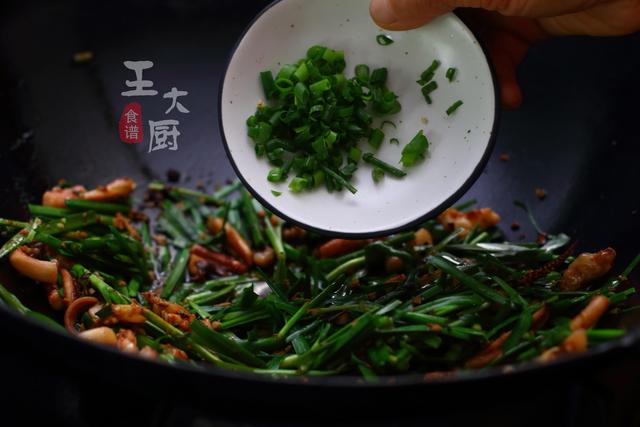 家常菜，韭菜炒鱿鱼就应该这样做，炒出来鱿鱼鲜嫩多汁，特别好吃
