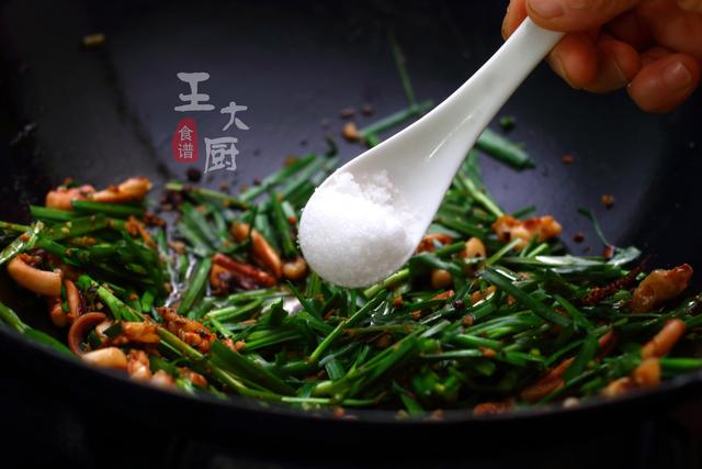 家常菜，韭菜炒鱿鱼就应该这样做，炒出来鱿鱼鲜嫩多汁，特别好吃