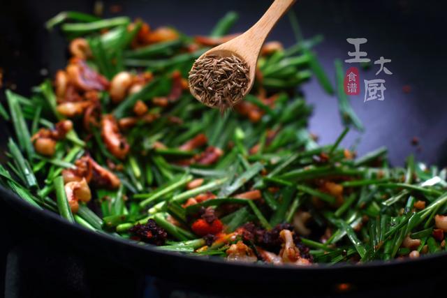 家常菜，韭菜炒鱿鱼就应该这样做，炒出来鱿鱼鲜嫩多汁，特别好吃