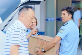 老丈人去女婿单位怎料看到女同事正在喂女婿喝饮料，老丈人怒了视频封面