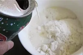 啤酒倒进小苏打里，效果特别好，一年省下几百块，赶快告诉家里人视频封面