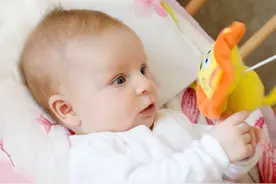 孩子睡前的“奇怪行为”，暗示了孩子和妈妈的亲密度，家长别干涉图片