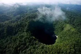 被称为最神秘的天坑，深度达400多米，可装下整个帝国大厦图片