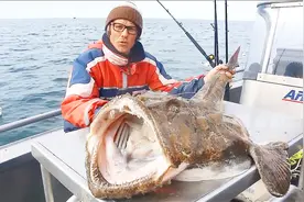 海钓钓上来一条深海大丑鱼，长得太凶悍了！