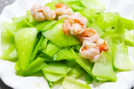 “鲜虾炒脆白”想要色泽鲜艳，口感美味，只需掌握这一个小技巧视频封面