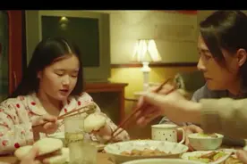 小女孩到朋友家做客，没想到这么的懂事，包子皮吃了肉却留给好友视频封面