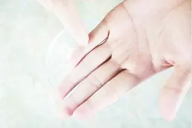 手上长出老茧怎么办，教你一个土方法，快速消除手上的老茧