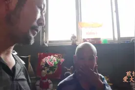 爱心人士帮助农村贫困老人，社会温暖，感人至深视频封面