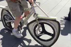 老外展示骑行三角轮子自行车，设计师能讲一下，你是怎么想的吗？视频封面
