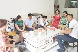 农村小伙订婚，岳父岳母第一次来家做客，妈妈这样招待亲家热情吗视频封面