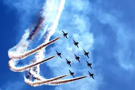 为什么有的飞机尾部会带一串白色烟雾，而有的飞机却没有？视频封面