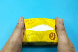 原来包装抽纸巾上还有个小开关，只要两手这样拍一下就能轻松打开