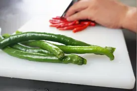 切辣椒辣手别着急，记住这3个方法，以后切辣椒不担心辣手