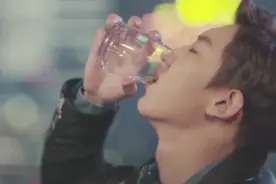 男女因各种原因误会加深，两人埋头喝酒，好友却道出了真理视频封面