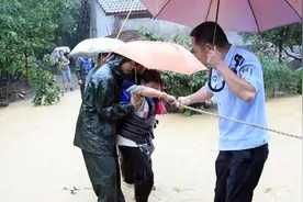 推车、背人、清淤……暴雨中让你我记住的一幕幕视频封面