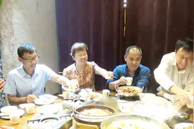 儿子订婚宴，农村妈妈热情招待亲家，这样的宴席您会满意吗视频封面