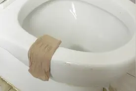 马桶里挂上一只丝袜，这个作用花钱都买不到，学会赶紧告诉家人视频封面