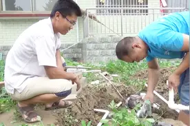 农村小伙家里接自来水，水压不够怎么办？一个“神器”轻松解决视频封面