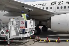 轮仓、轮胎、发动机……客机起飞前 这些部件的检查必不可少视频封面