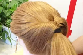 女士夏天把头发这样扎就不会热啦，扎好之后还真挺漂亮的！