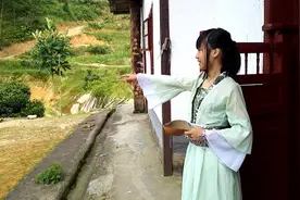 客家妹妹穿着汉服就上山去摘杨梅了，她能摘到杨梅吗视频封面