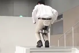日本人发明行走辅助器，让老年人走路健步如飞，上下楼再也不费劲视频封面