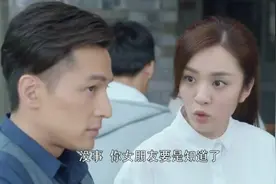 小伙子硬是被美女强行抱着，结果这幕被爸妈看见，这下解释不清了