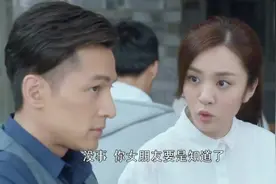 小伙子硬是被美女强行抱着，结果这幕被爸妈看见，这下解释不清了