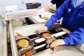 国外的自动化剥螃蟹神器，身体被掏空，蟹黄很浪费！视频封面