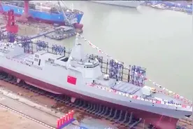 中国速度！两艘055大型驱逐舰同日下水，场面十分震撼视频封面