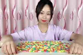 妹子试吃“星星糖”，全部倒出来，就像是看到了满天繁星