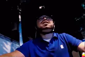 黄渤变身骑手送外卖，还没及开口就被关门外，感觉好无奈视频封面