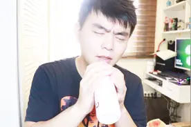 唱吧出的麦克风，上面是麦克风下面是喇叭，这就是行走中的KTV啊视频封面