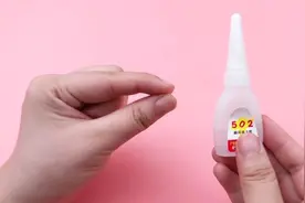 手指被502胶水粘住了，白醋泡？冷水冲？错！方法其实很简单