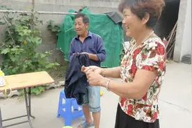 邻居衣服破了借针线，好心婆婆帮他缝好，农村邻里关系和睦融洽视频封面