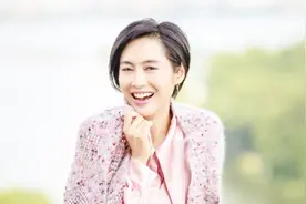 冻龄女神朱茵优雅写真凸显贵妇风韵 肩颈曲线流畅锁骨精致视频封面