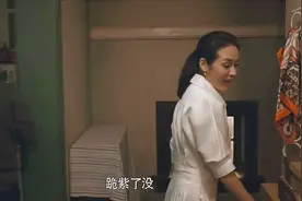 老婆惩罚老公，让他跪着，闺蜜进家门问跪紫了没有视频封面